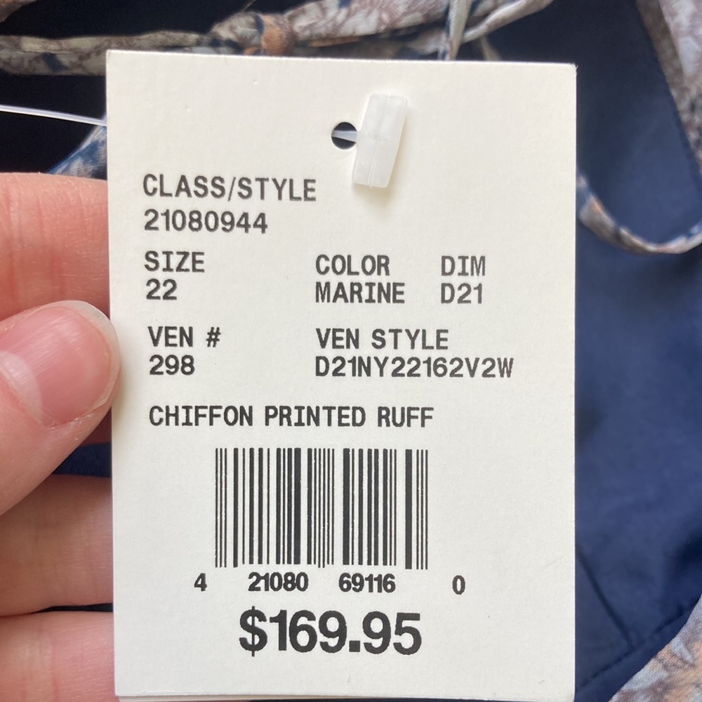 Beautiful floral David’s Bridal dress. Size 22 - Picture 7 of 9